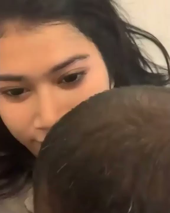 Kakek sugiono lagi ngemut pentil mama muda