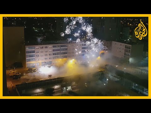 شاهد | عشرات الأشخاص المسلحين بالعصي يهاجمون مركزا للشرطة بضاحية باريس ويحاولون  🇫🇷السيطرة عليه