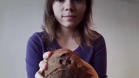 Jak odstranit bílé skořápky ze špičky kokosu?