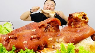 A Qiang's brother opened a restaurant and invited A Qiang to eat a lucky cow's head. The meat was f