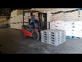 Forklift eye level stacking/de-staccking