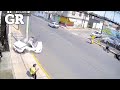 Choca taxista con poste y muere