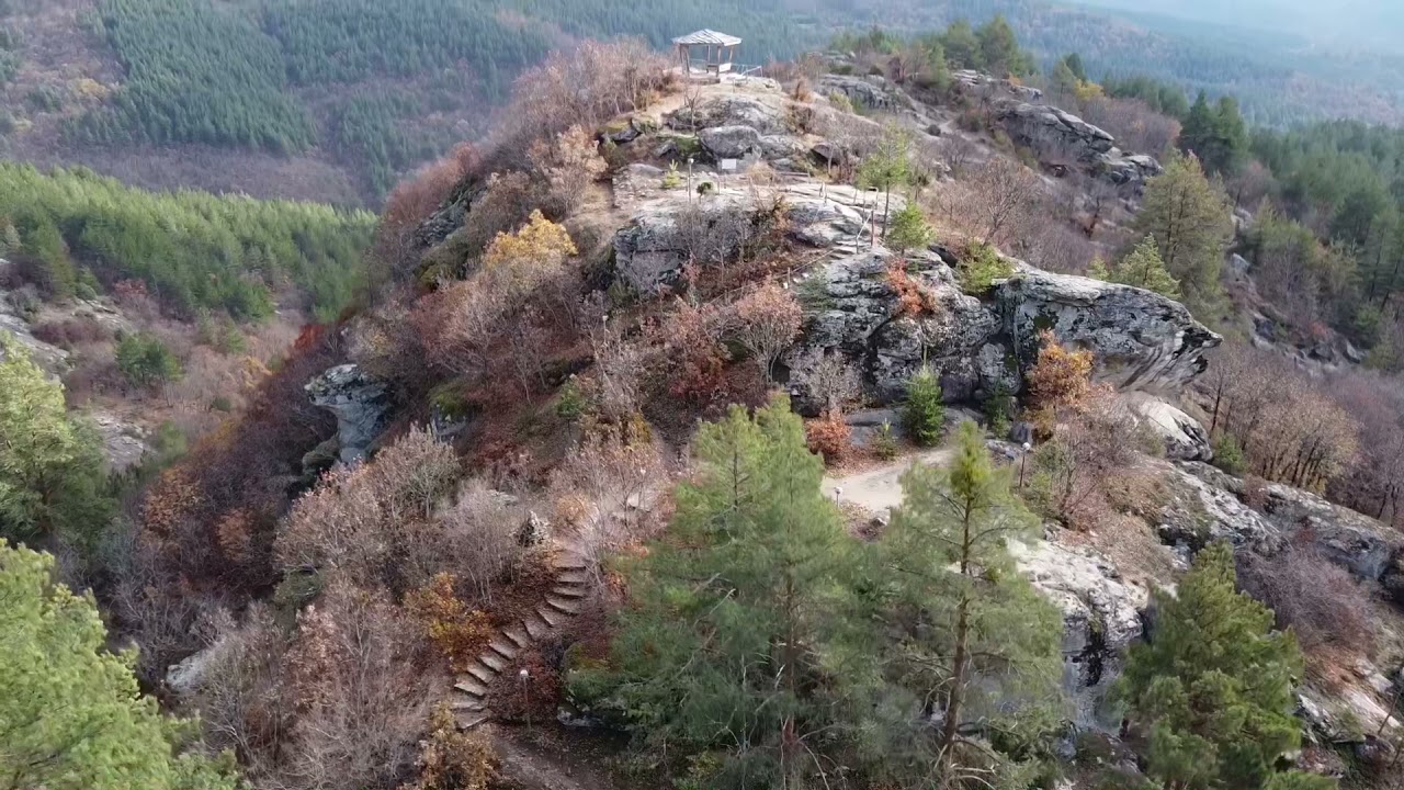 Дрон лети над камъни