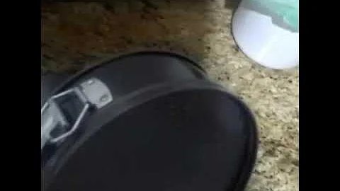 Como assar bolo em forma antiaderente?