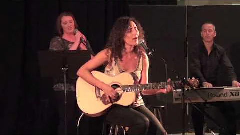 Maria Pellicano Singing Wayfaring Stranger with Gu...