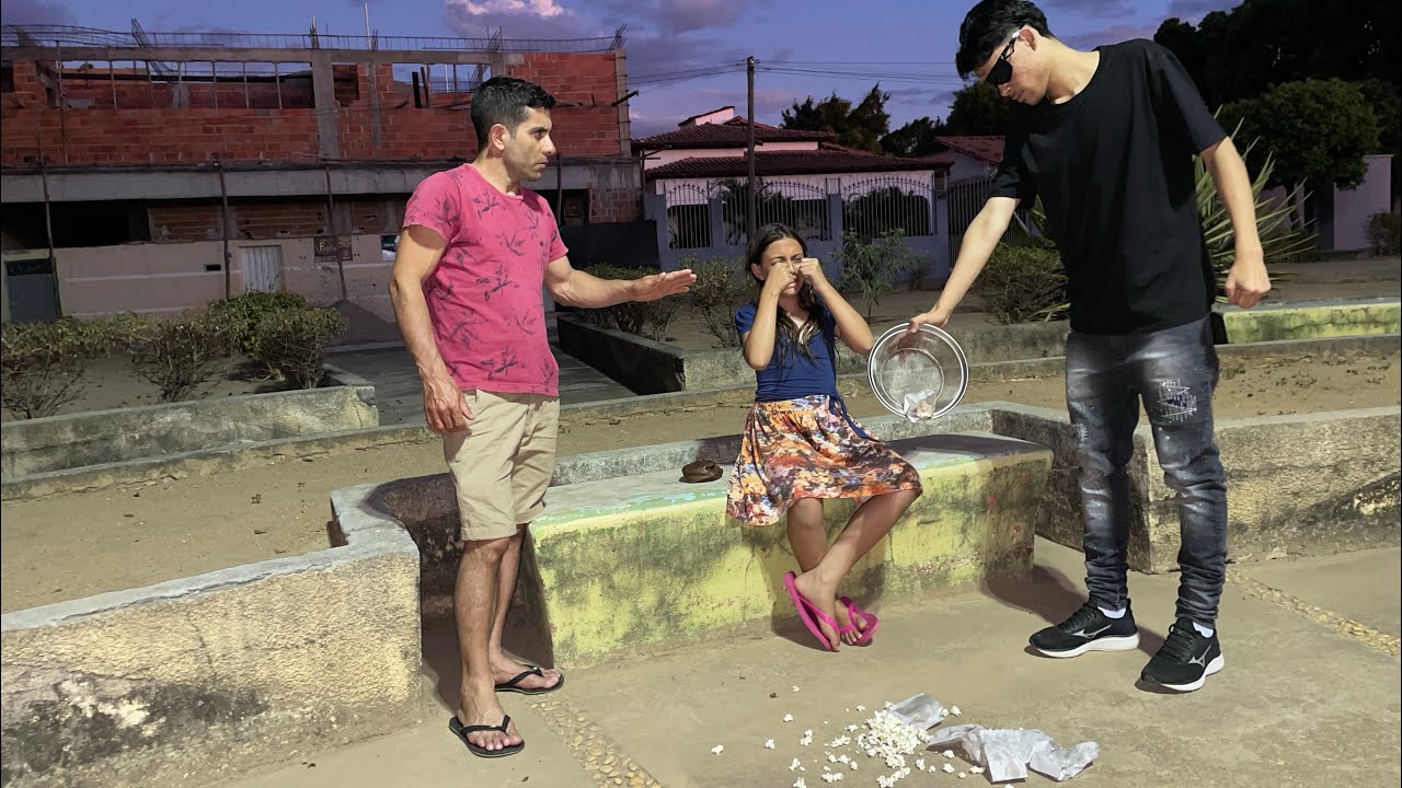 HOMEM MALVADO HUMILHA MENINA POBRE . O FINAL VAI TE SURPREENDER 😱