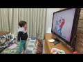NHKアニメわしも-wasimo-のOP主題歌わしものうたを聴く2歳児。始めは静かに集中していたが、興奮でじっとしていられなくなり踊り出す ハジメVSおまわりさんの回