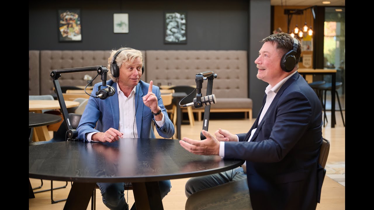 In deze clip duiken we in de vraag: hoe is werkgeluk door de jaren heen veranderd?
Bij elke grote technologische revolutie zijn we bang dat werk minder leuk, minder zeker of minder menselijk wordt. Maar de geschiedenis laat iets anders zien: juist door ingrijpende veranderingen is onze welvaart steeds gegroeid. Tegelijkertijd merken we dat meer geld ons nauwelijks gelukkiger maakt. Werkgeluk lijkt daarmee de nieuwe welvaart te zijn.

Ernst deelt verrassende inzichten van de WEF-conferentie, waar blijkt dat er netto geen banen verdwijnen door AI — er komen er zelfs bij. Peter stelt daar een scherpe nuance tegenover: AI kost geen banen, maar mensen die AI niet weten in te zetten, lopen wél risico. Het probleem? Veel organisaties gebruiken AI al, maar nog zonder een geïntegreerde strategie die echt aansluit op hun bedrijfsdoelen.

Tot slot laat Ernst zien hoe je met AI in gesprek kunt gaan via slimme prompts om je werkgeluk te vergroten én hoe AI je kan ondersteunen bij het nadenken over je loopbaan en volgende stappen.

🎧 Nieuwsgierig hoe AI je werk leuker en betekenisvoller kan maken? Bekijk deze clip.