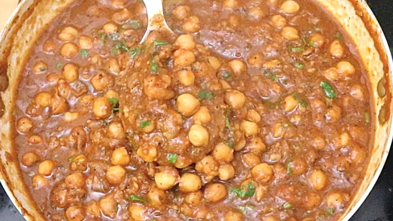 Amritsari Chole Recipe: Easy Chana Masala Recipe In Hindi  | अमृतसरी पिंडी छोले || Chilli & Chai | Chilli & Chai By Arti Dara
