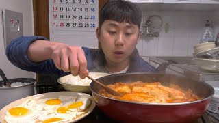 김치찌개 팔팔 끓여서 몸을 녹여줬습니다 단짝 계란후라이 김까지 전부 집합! 진짜 너무 맛있게 먹었습니다 먹방MUKBANG