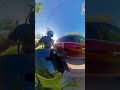 سائق يقطع طريق دراج بطريقة خطيرة والدراج ينتقم بقوة 