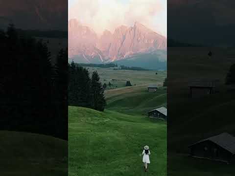 مشهد فتاة تجري في الارض الخضراء للتصميم بجودة عالية الطبيعة مونتاج