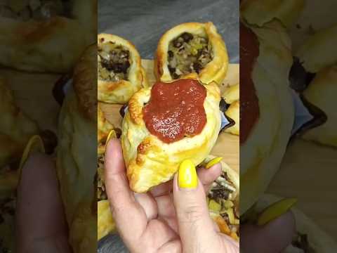 РЕЦЕПТ ВЫПЕЧКИ ИЗ СЛОЕНОГО ТЕСТА - РАССТЕГАИ С МЯСОМ. СЫТНО,ВКУСНО И БЫСТРО.