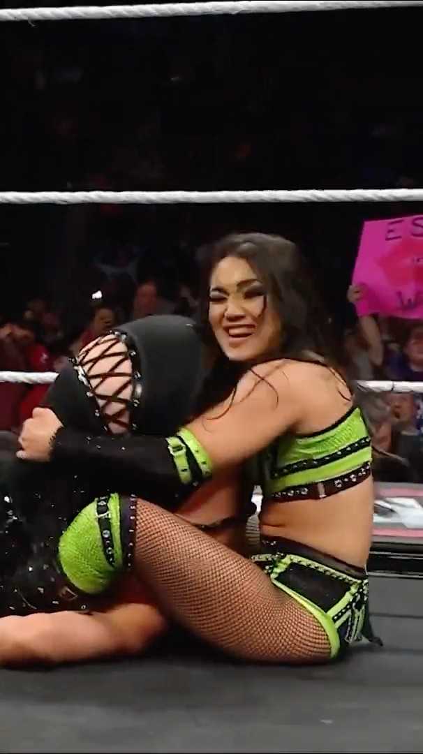 With some help from Bianca Belair and Naomi, Roxanne Perez is going to #WWEChamber! ⛓️ #RawOnNetflix