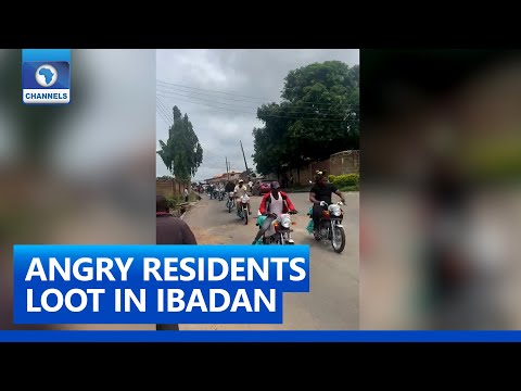 Angry Residents Loot Empowerment Items From Senator’s Home In Ibadan