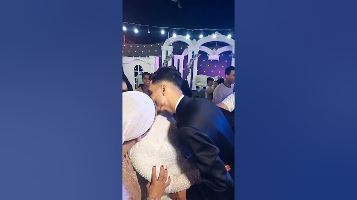 عريس يبوس عروسه 😅