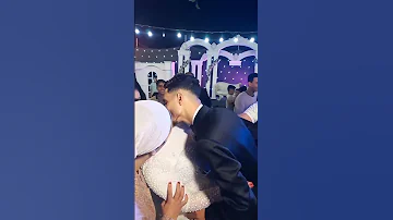 عريس يبوس عروسه 