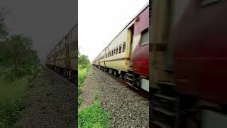 line mein sidhe train th raha hai #railway #train #railwayoperations
