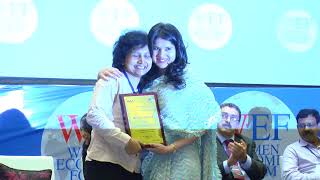 Dr Harbeen Arora Presenting Award To Bhavna Doegar Sarita Mishra Saloni Malhotra