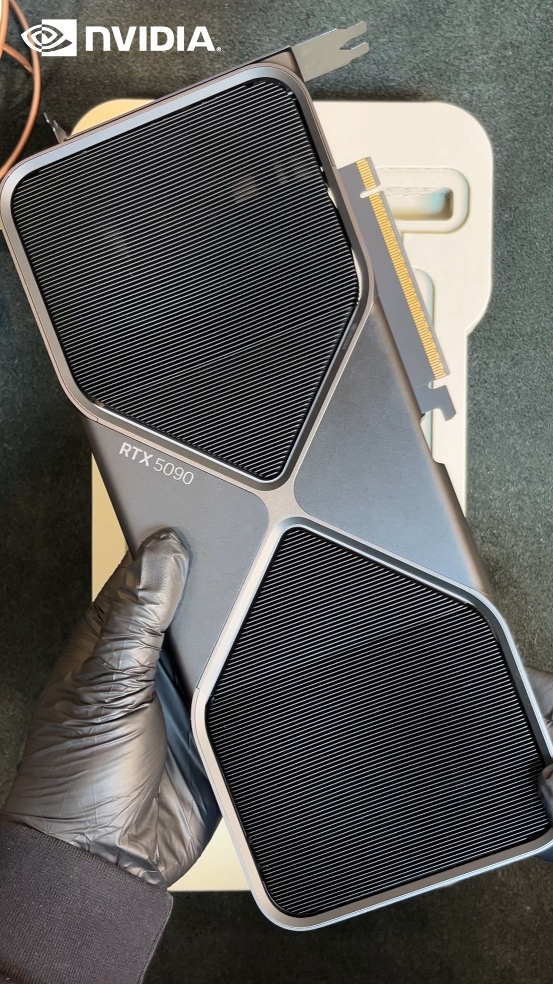 写真で見る「GeForce RTX 5090 Founders Edition」。斬新な冷却