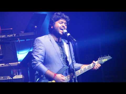 Arijit Singh singing Sunn Raha Hai Na Tu Live (Aashiqui 2)