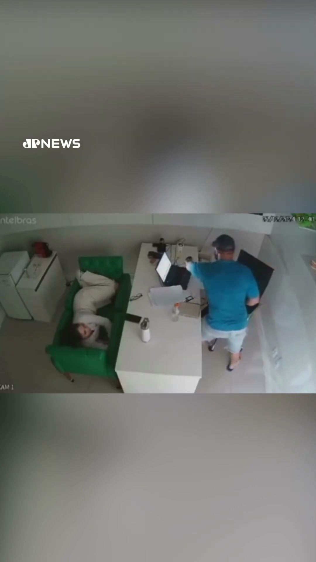 Funcionária que dormia em clínica é surpreendida por assaltante. Veja #shorts