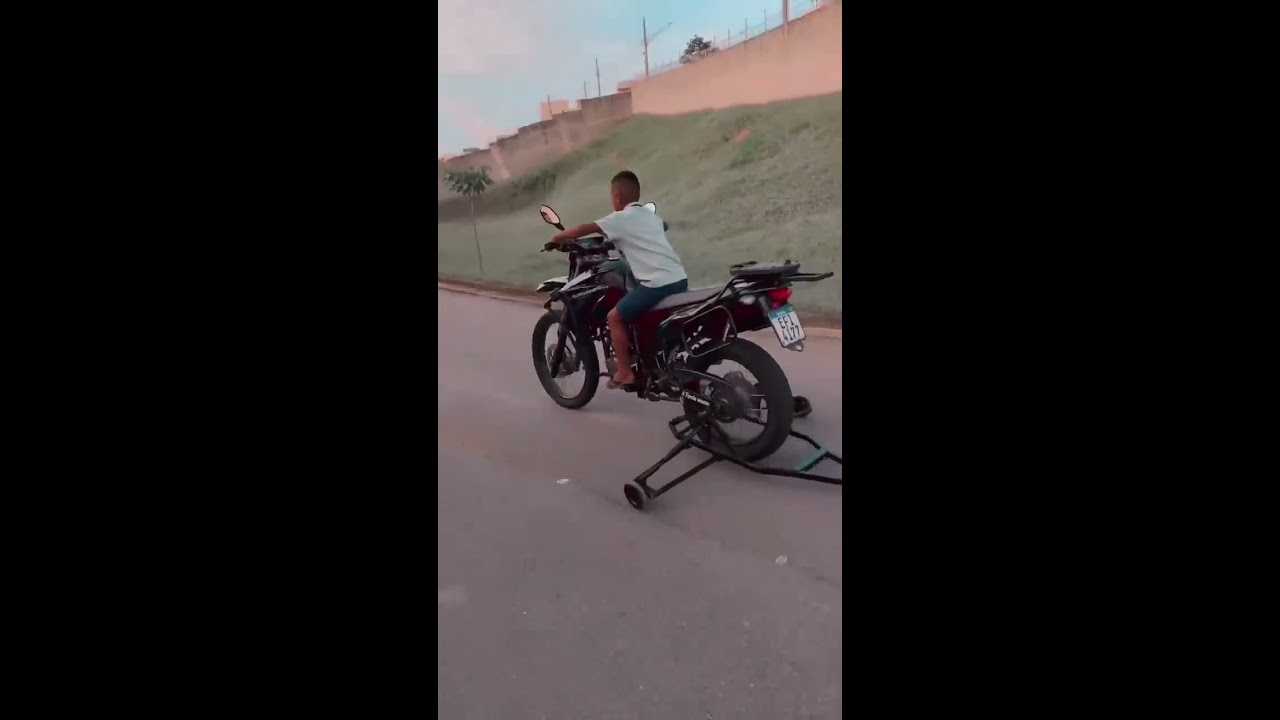 ELE TEM 8 ANOS E J EST APRENDENDO A ANDAR DE MOTO