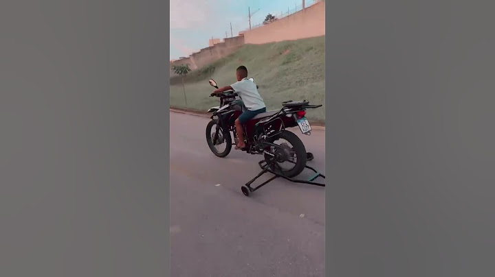 ELE TEM 8 ANOS E JÁ ESTÁ APRENDENDO A ANDAR DE MOTO