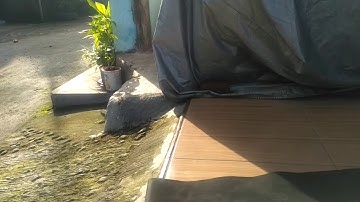 Menjemur bayi di bawah sinar matahari pagi