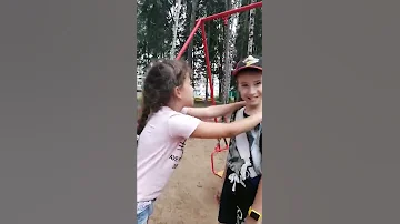 Девочка и мальчик поцеловались 