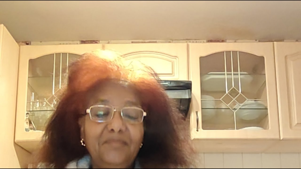 G Kif überträgt einen Livestream.