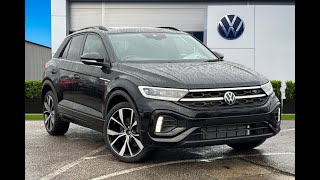 Gloednieuwe Volkswagen T-Roc Black Edition Plus 1.5 TSI 150 pk handgeschakeld in Grenadilla Black...
