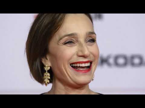 Video: Kristin Scott Thomas Čistá hodnota: Wiki, ženatý, rodina, svatba, plat, sourozenci