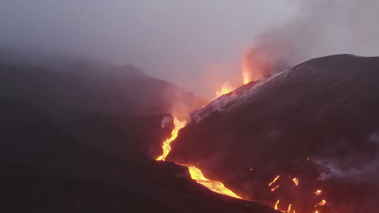 Вулкан обман. Вулкан Этна в Италии. Сицилия вулкан Этна. Этна Сицилия извержение. Извержение вулкана Этна.