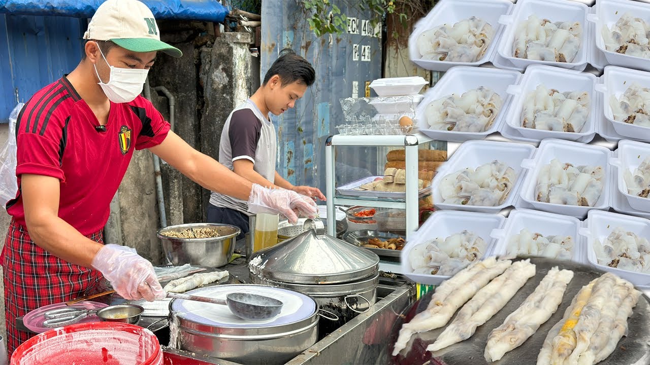 Xe Bánh Cuốn Vỉa hè của 2 Chàng Trai Khéo Tay Cuốn Hút Khách đi đường chỉ 25k Không kịp nghỉ tay