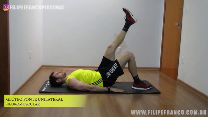 Abdominal infra na barra fixa, exercício avançado que exige um controle  muscular do core, flexores do quadril e isometria nos membros superiores.  Após, By Levy Neto Personal