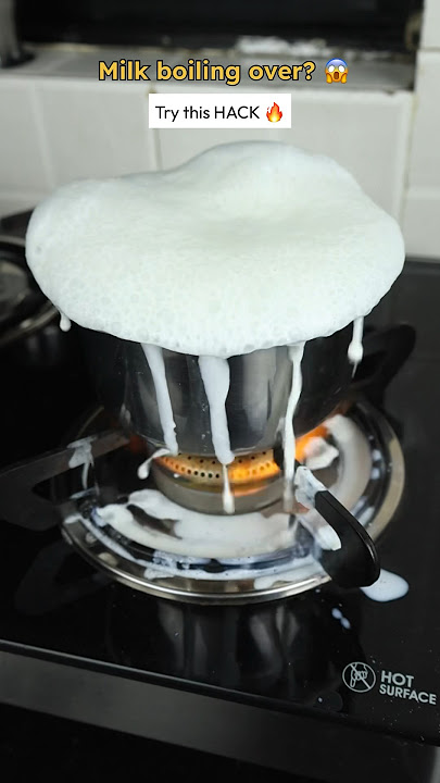 😱 Boiling Milk Hack: No more spilling 🔥 #shorts #kitchenhacks #viralhacks #kitchentips