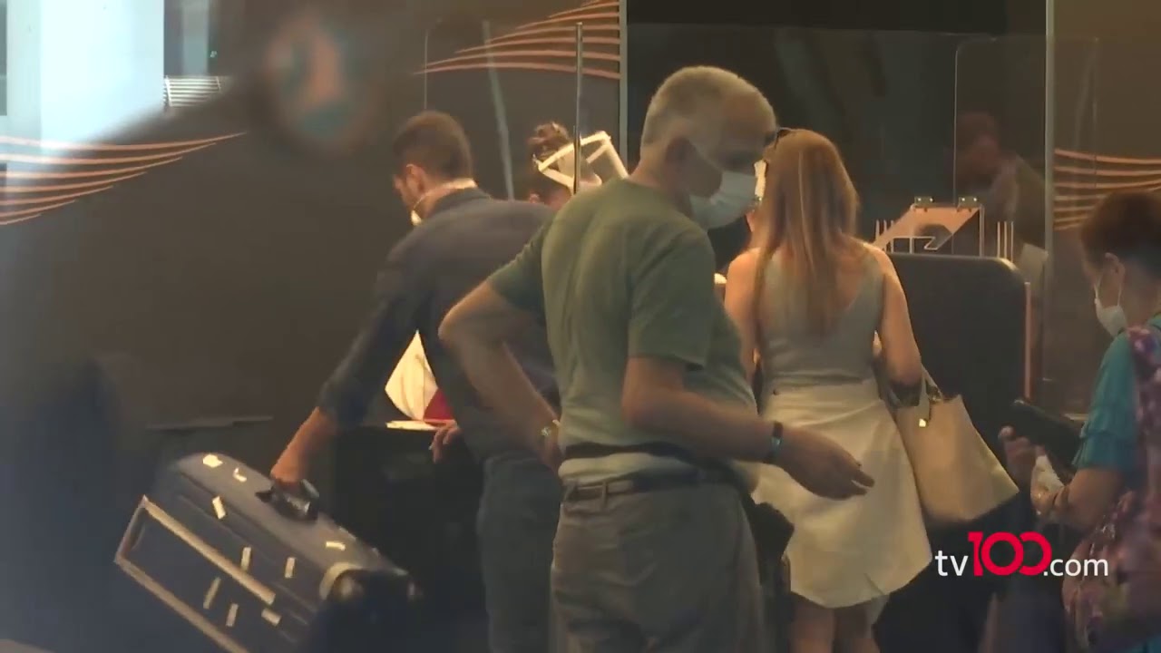 Ezgi Eyüboğlu'ndan Oğulcan Engin'e havalimanında aşk dolu bakışlar