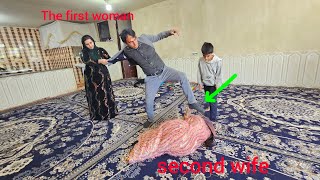 Faraj's hard life buys clothes for Maryam, the first wife, and Samane, the second wife, is jealous