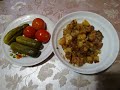 готовлю жареную картошечку с лучком и мясом