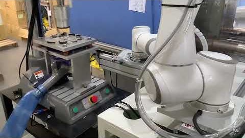 Collaborative robots used for material handling and thrusting of injection molding machines
