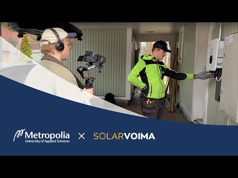 Solarvoima mukana tekemässä opetusvideota aurinkovoimalan asentamisesta.