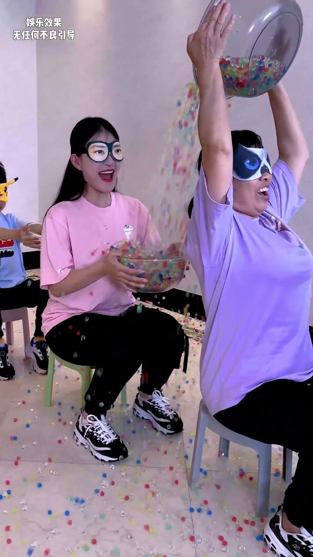 Water-Splashing Challenge, Let's Play Together#Christmas #Funnyfamily #Partygames #Funny #Shorts