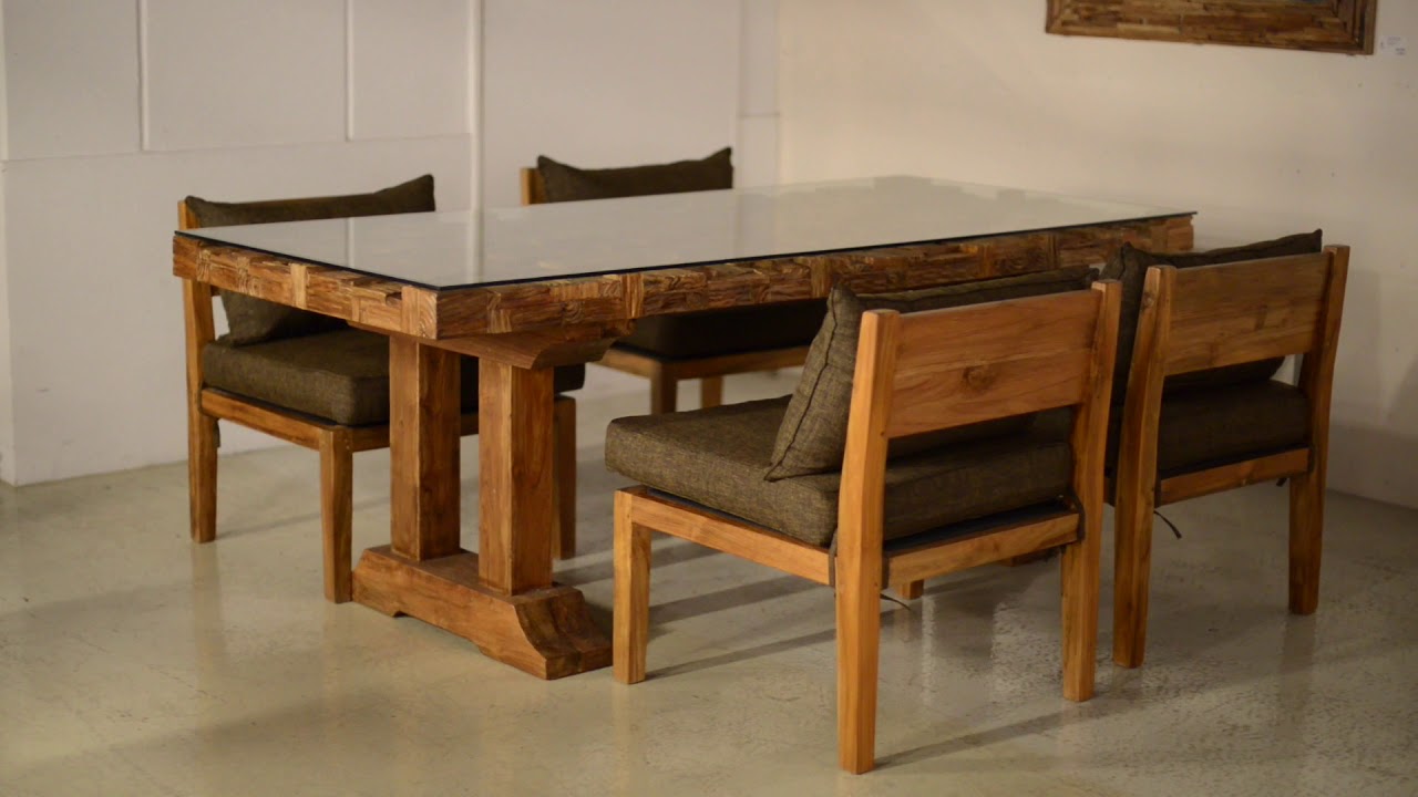 チークの木片を組み合わせたスタイリッシュなダイニングテーブル