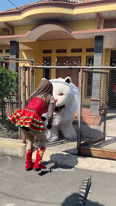 Rika keluarin can macanan dari kandangnya