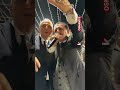 Ünlü türkücü Latif Doğan, Osmaniye’de düzenlenen kına gecesinde sahne aldı