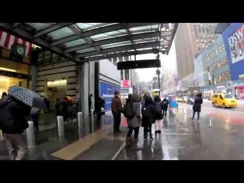 Vidéo: Défilé Dans Les Rues De New York Pour Eva Mendes