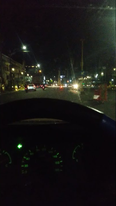 nyetir mobil di tugu yogyakarta untuk story wa