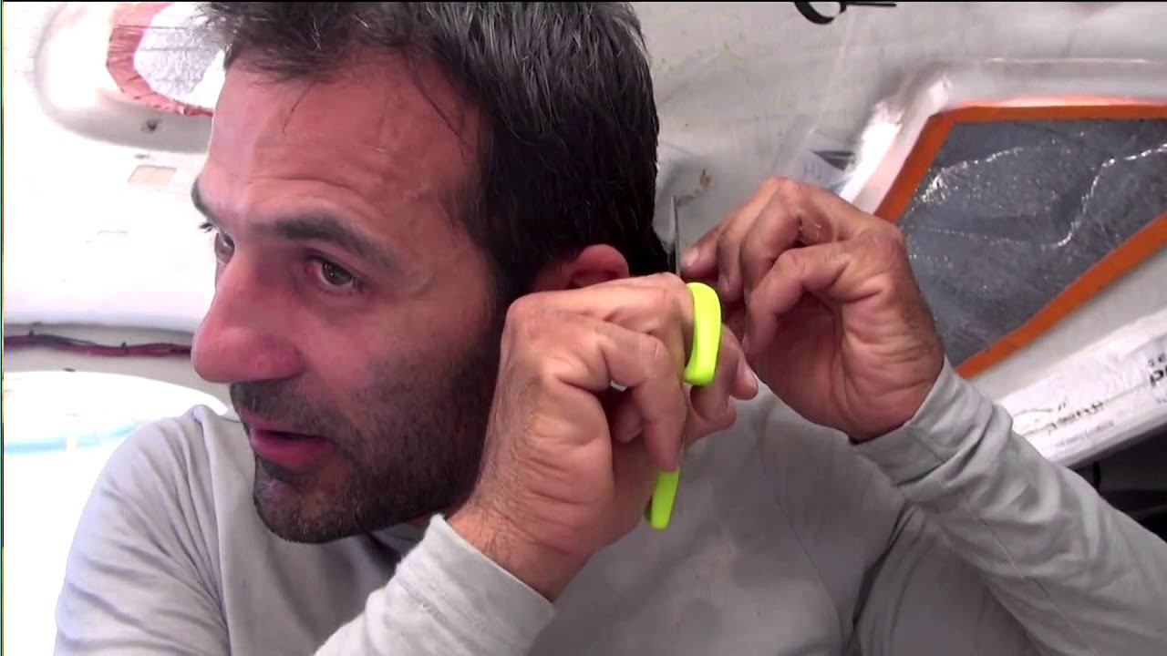 Alessandro Di Benedetto donne une leçon de coiffure en directe du Vendée Globe 2012 2013