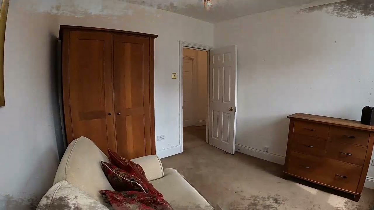 Neville Ct, Castle Lane, Warwick. Exceptional 2 bedroom apartment right in the heart of Warwick